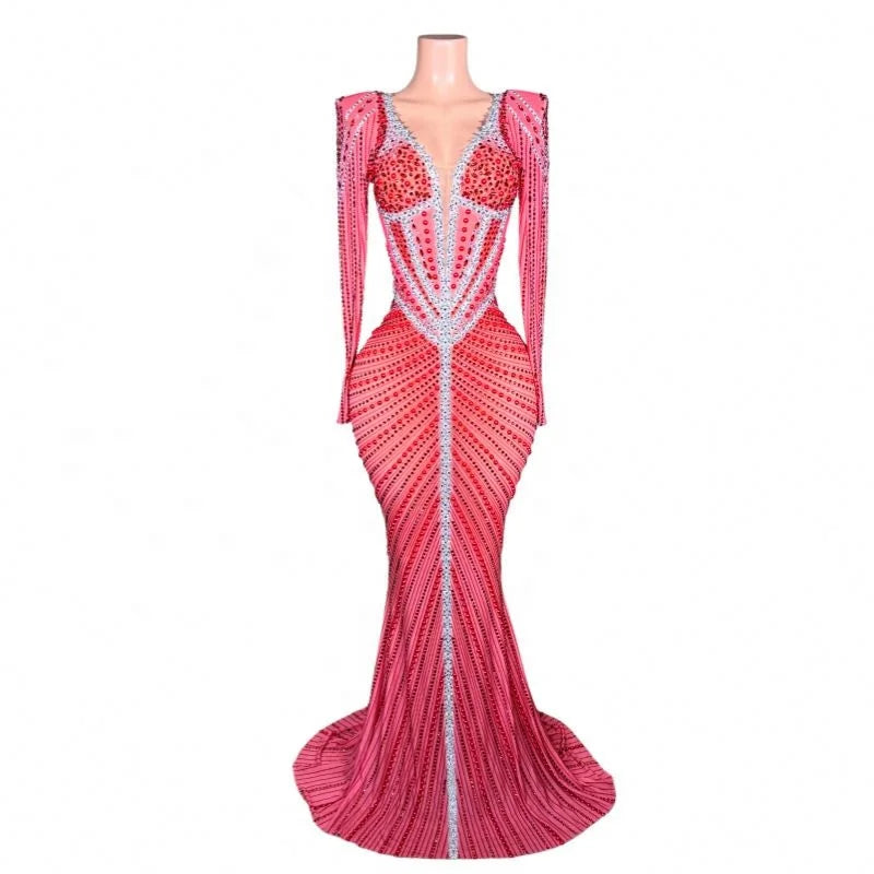 Vestido rosa de manga longa em tela com decote profundo em V, transparência e aplicação de pedrarias; modelo sensual e sofisticado, ideal para festas de aniversário, banquetes e eventos noturnos.