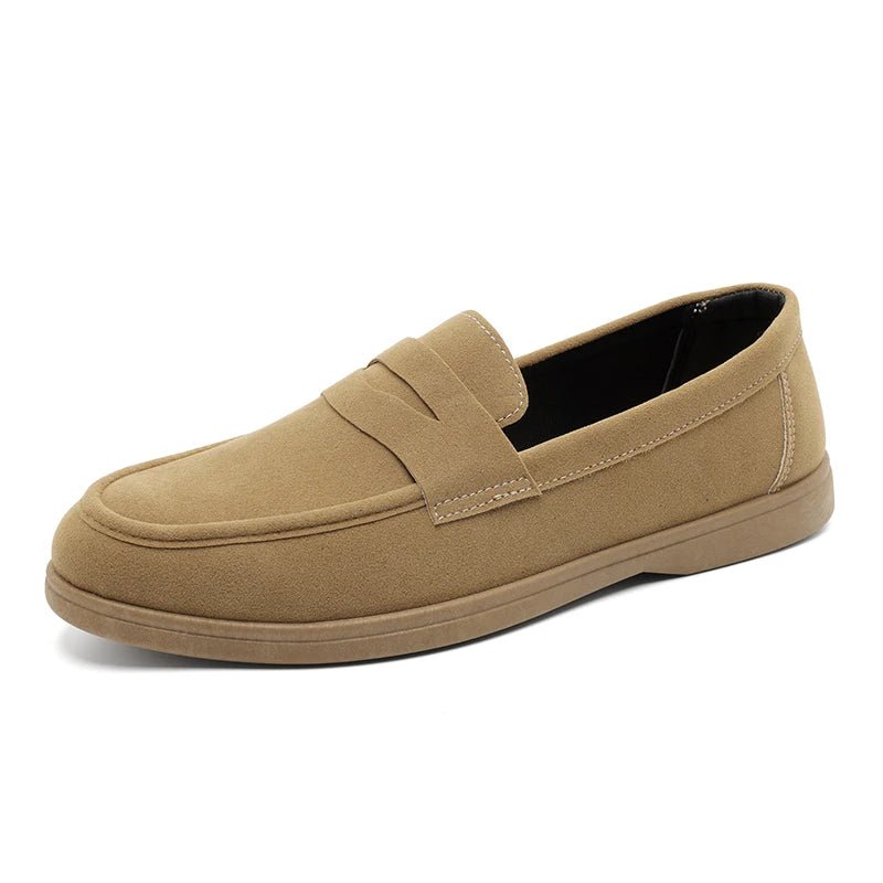 Novo design de sapatos sociais lisos, confortáveis e modernos, estilo mocassim masculino clássico de camurça respirável.