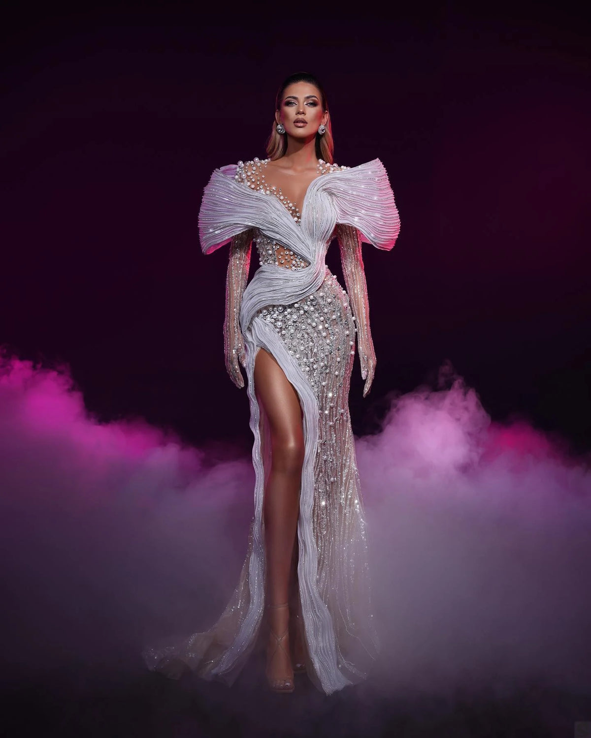 Charming Pérolas Vestidos De Noiva De Renda Pérolas Frisadas Vestido De Noiva Custom Made Side Split Illusion Único Vestido de novia
