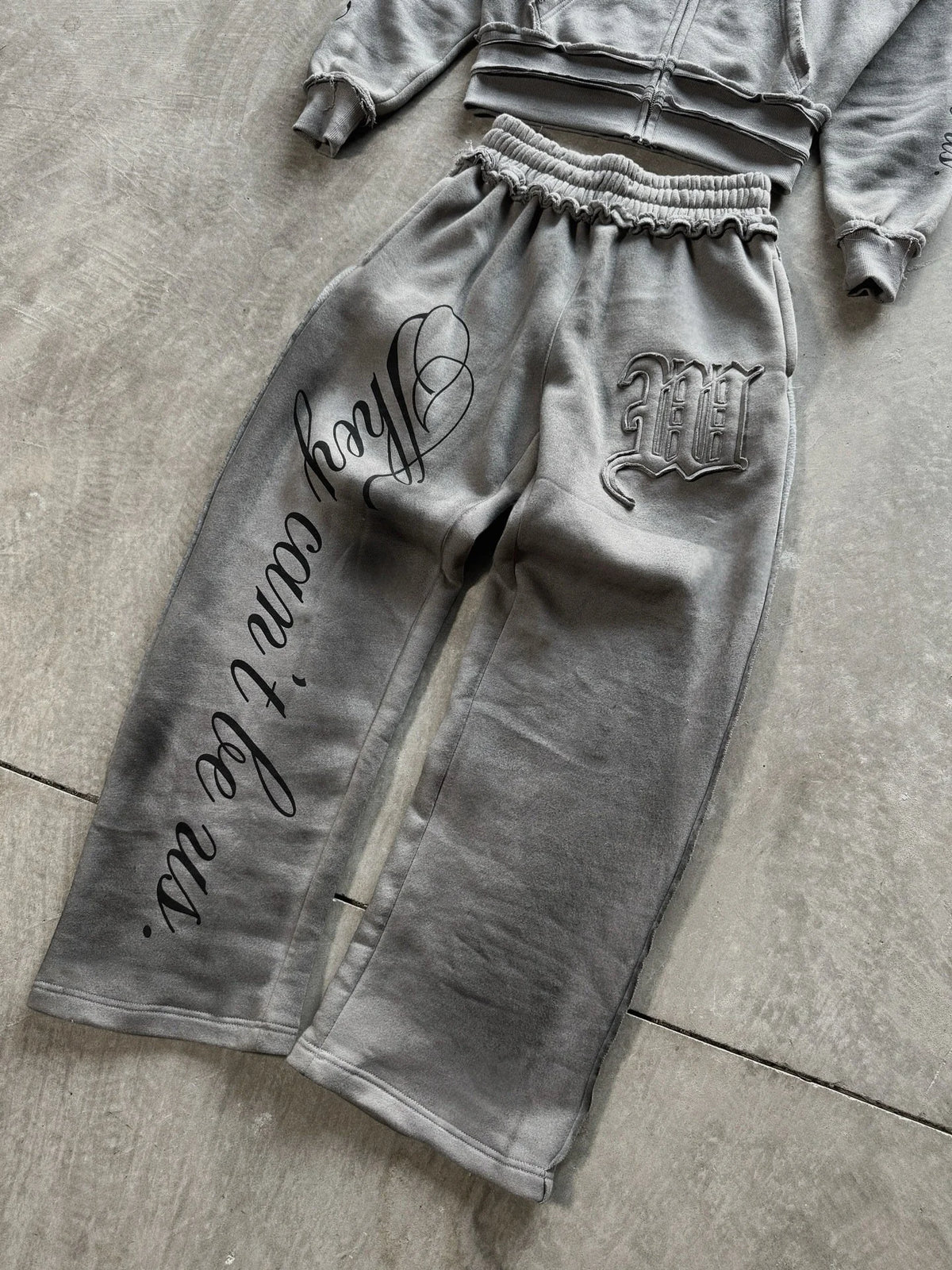 Conjunto de Moletom com Capuz e Zíper Frontal com Letras em Relevo Estilo Gótico e Calça Esportiva de Perna Larga, Estilo Linho Desgastado, Masculino e Feminino