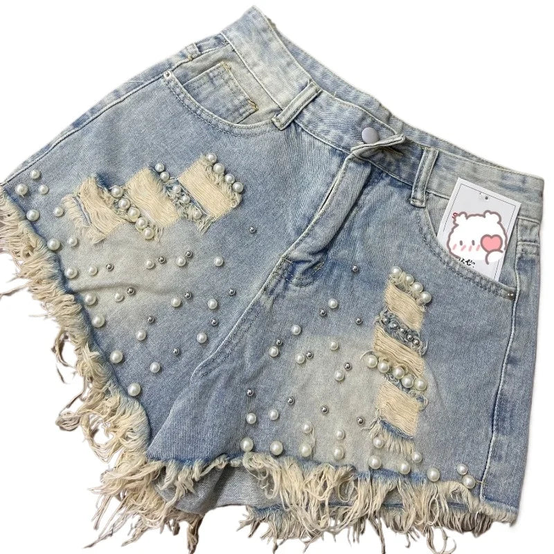 Shorts jeans femininos de verão com barra desfiada e detalhes em miçangas, modelo coreano, cintura alta, pernas largas e modelagem solta. Calça jeans curta e confortável.