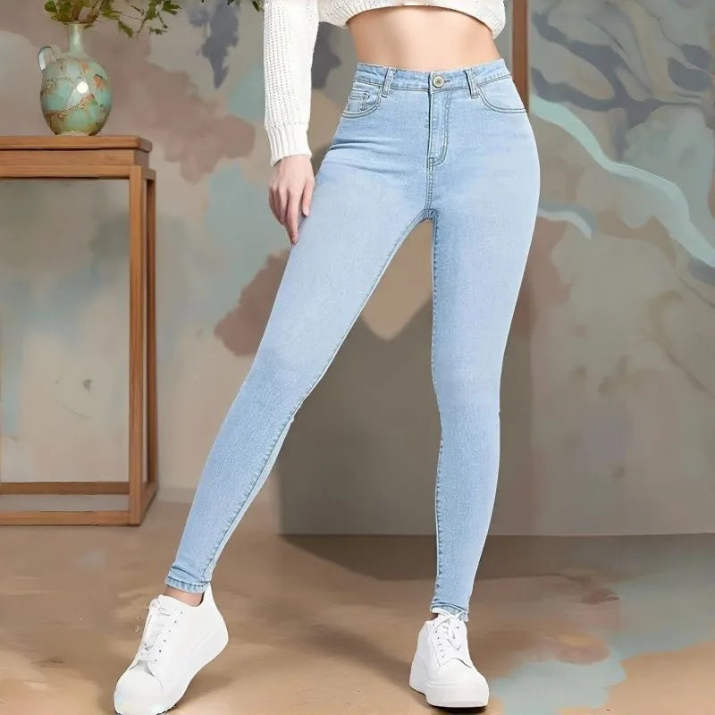 Calça Jeans Feminina Clássica Azul Claro de Cintura Média, Confortável, Slim, Skinny Fit, Estilo Retrô, para Mulheres.
