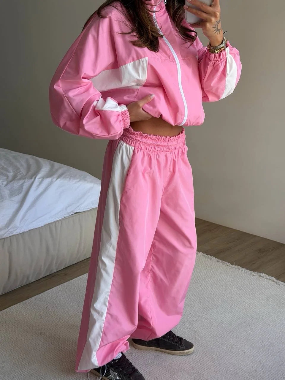 Conjunto de agasalho feminino de 2 peças com jaqueta corta-vento com zíper e calça com listras e cintura elástica, estilo casual esportivo.