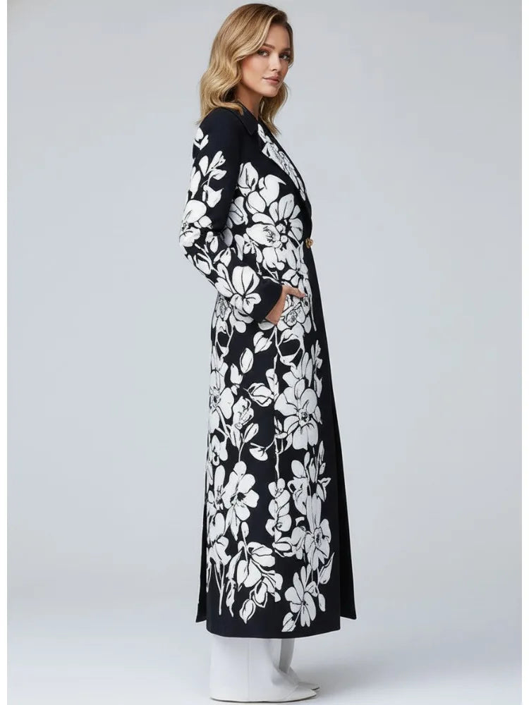 Casaco longo feminino com estampa floral, gola entalhada, mangas compridas, fecho de fivela, modelagem ampla, estilo blazer, elegante, ideal para o dia a dia.
