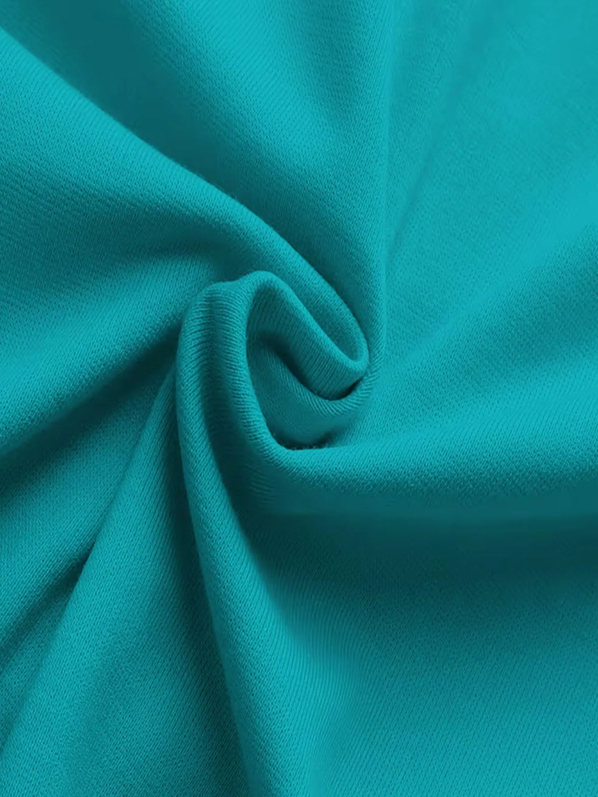 Vestido midi elegante feminino de verão com estampa geométrica em blocos de cores, sem mangas, com cinto e decote em V, ideal para férias. Perfeito para o verão.