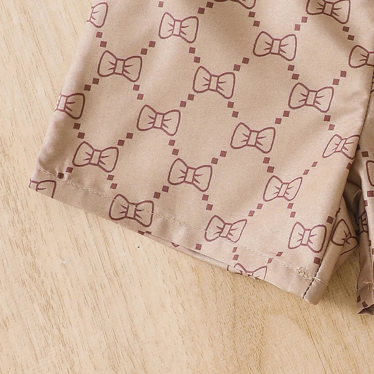 Macacão elegante para bebês meninas, sem mangas, gola alta, estampa de laço, acabamento com babados, roupa casual para meninas pequenas