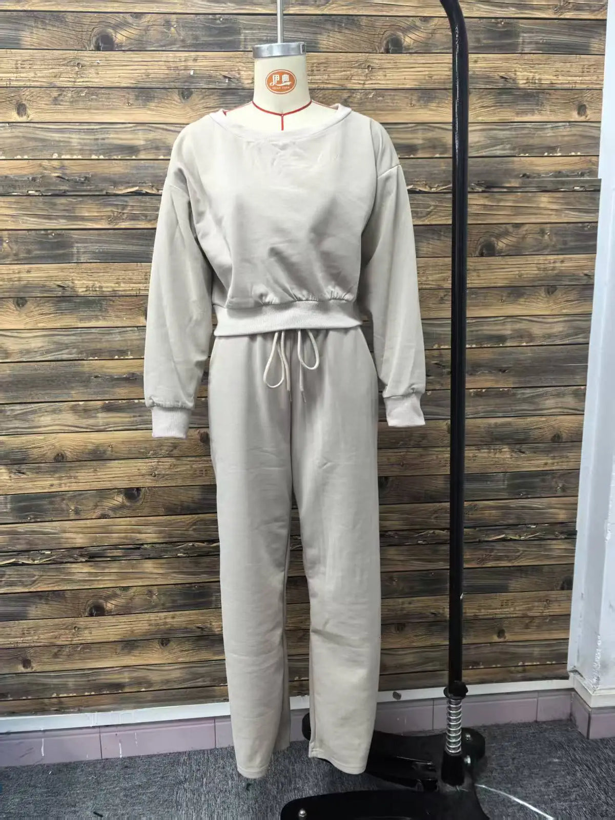 Conjunto de 2 Peças : Top Cropped Ombro a Ombro e Calça Pantalona com Cordão e Pregas – Loungewear Casual Coordenado