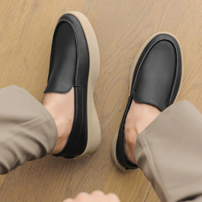 Novo sucesso de vendas: Mocassins masculinos estilo *slip-on* em couro sintético (PU), com bico arredondado, forro em tela, suporte para o arco do pé, entressola em EVA e solado de borracha.