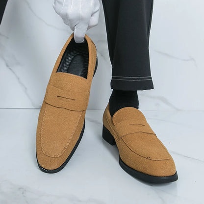 Sapatos sociais masculinos estilo mocassim, modernos e antiderrapantes, perfeitos para o ambiente de trabalho e para o dia a dia. Calçados masculinos premium.