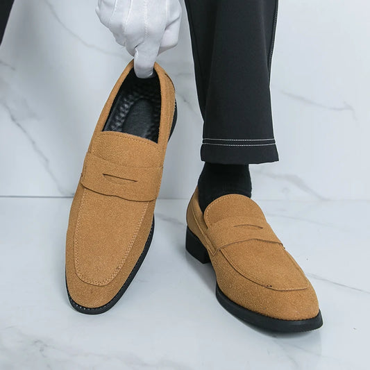 Sapatos sociais masculinos estilo mocassim, modernos e antiderrapantes, perfeitos para o ambiente de trabalho e para o dia a dia. Calçados masculinos premium.