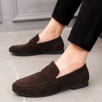 Mocassins sociais de couro camurça PU, tamanhos grandes 39 a 46, bico fino, para uso formal no escritório.