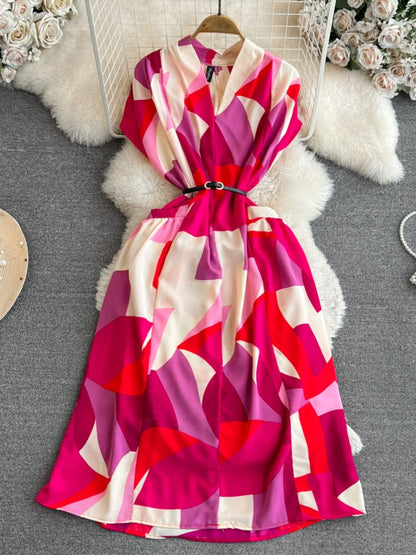 Vestido feminino midi de manga curta com decote em V, cintura marcada e modelagem evasê, da coleção de verão 2026 da Boutique Wholesale.