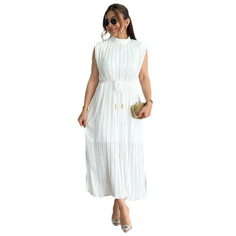 E um vestido longo casual de verão, simples e estiloso, com amarração na cintura.