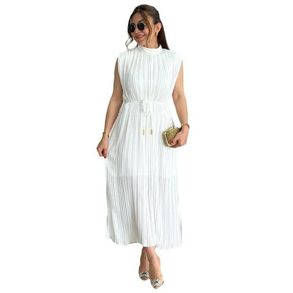 E um vestido longo casual de verão, simples e estiloso, com amarração na cintura.