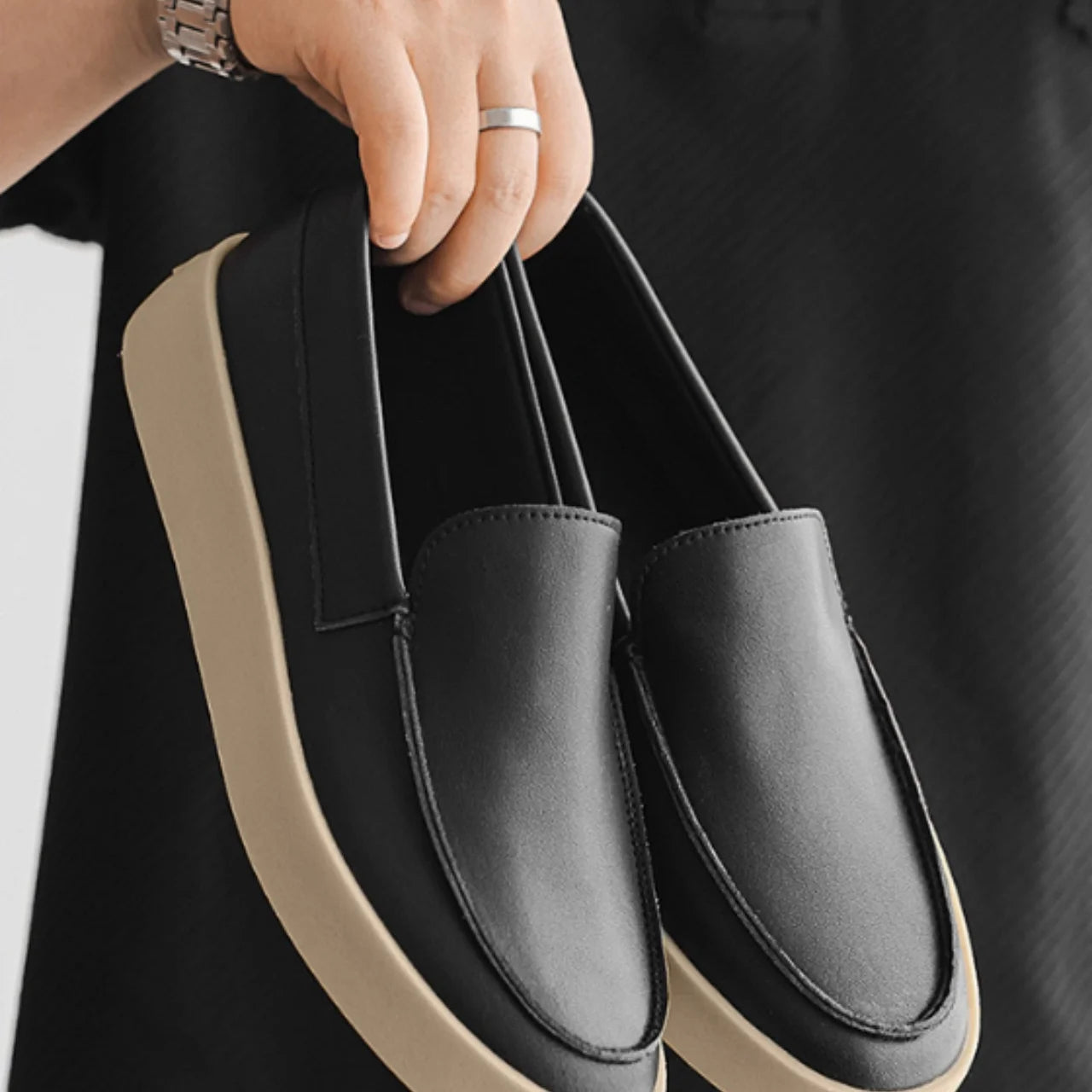 Novo sucesso de vendas: Mocassins masculinos estilo *slip-on* em couro sintético (PU), com bico arredondado, forro em tela, suporte para o arco do pé, entressola em EVA e solado de borracha.