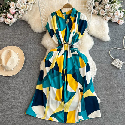 Vestido feminino boêmio casual de praia com manga curta, decote em V e corte evasê, perfeito para férias na praia.