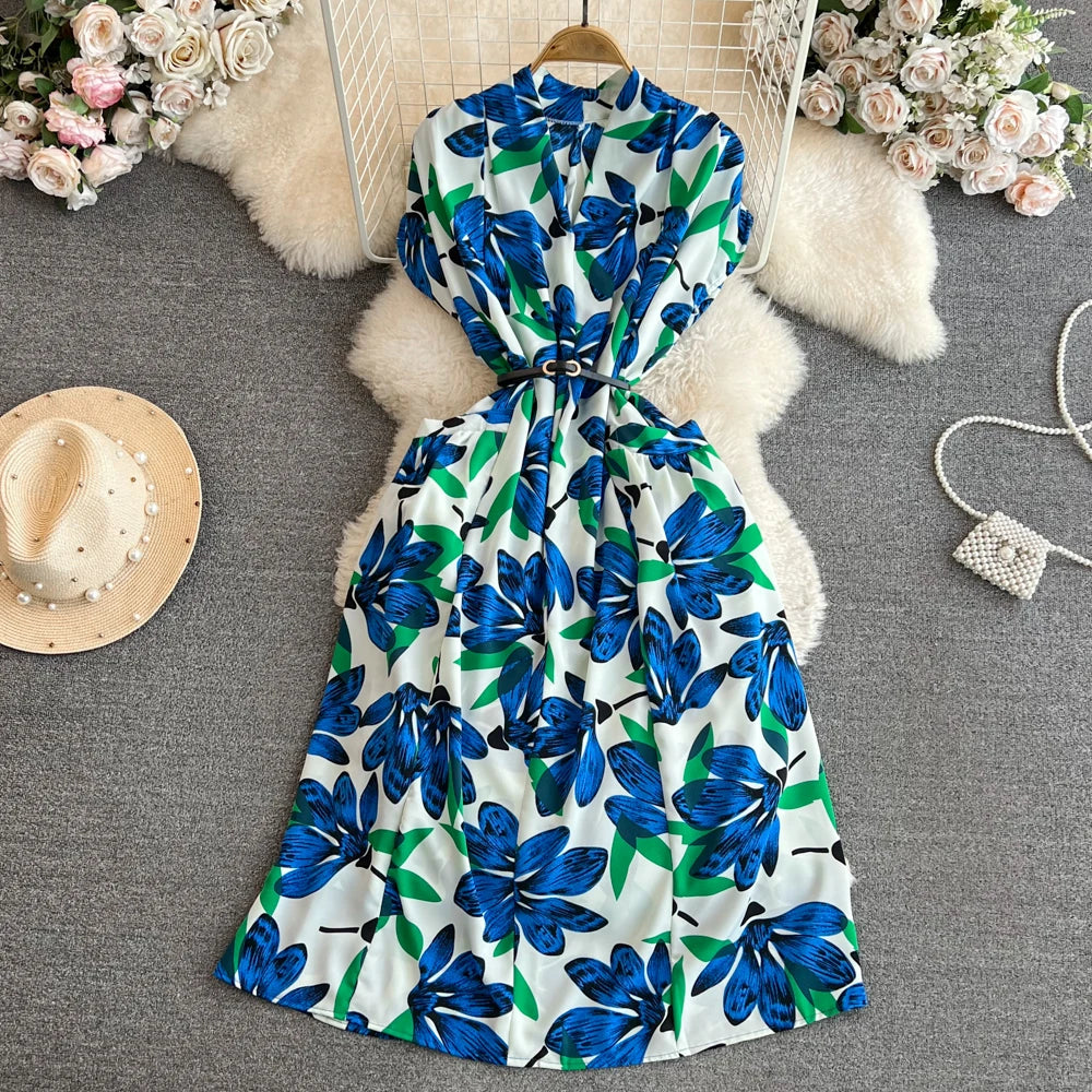 Vestido feminino boêmio casual de praia com manga curta, decote em V e corte evasê, perfeito para férias na praia.