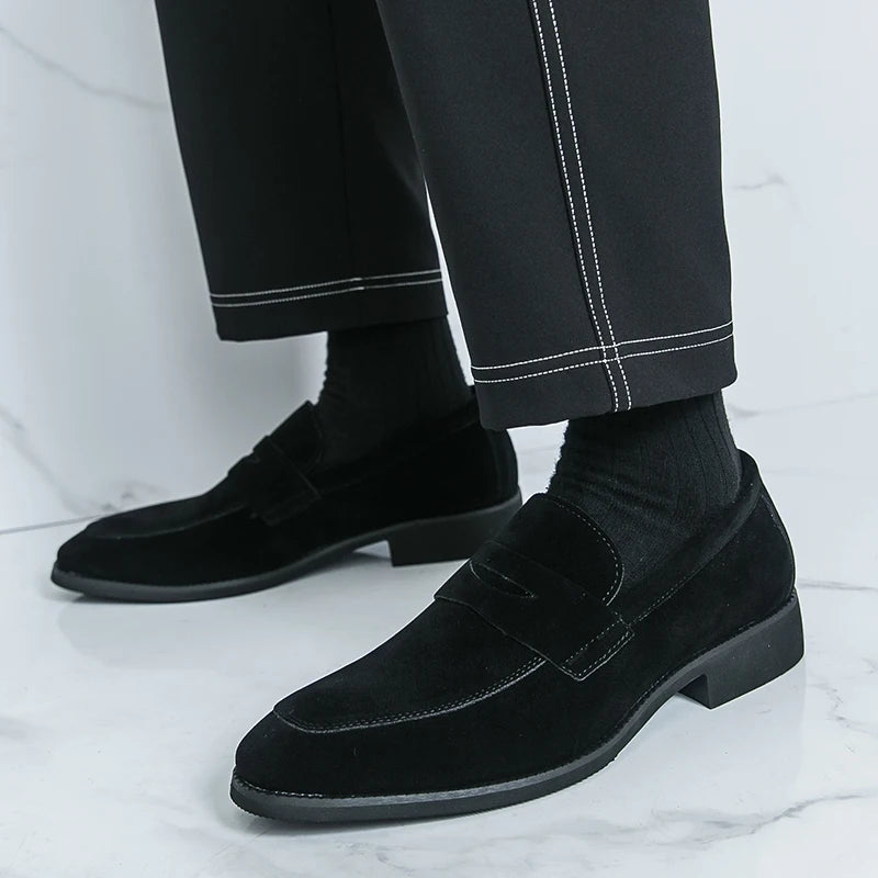 Sapatos sociais masculinos estilo mocassim, modernos e antiderrapantes, perfeitos para o ambiente de trabalho e para o dia a dia. Calçados masculinos premium.