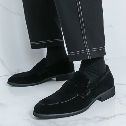 Sapatos sociais masculinos estilo mocassim, modernos e antiderrapantes, perfeitos para o ambiente de trabalho e para o dia a dia. Calçados masculinos premium.