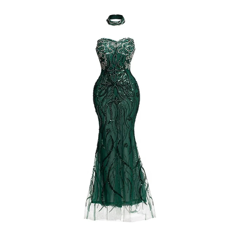Vestido longo transparente verde-esmeralda com aplicações de ramos bordados com miçangas e choker combinando.