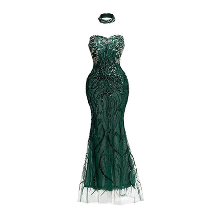 Vestido longo transparente verde-esmeralda com aplicações de ramos bordados com miçangas e choker combinando.