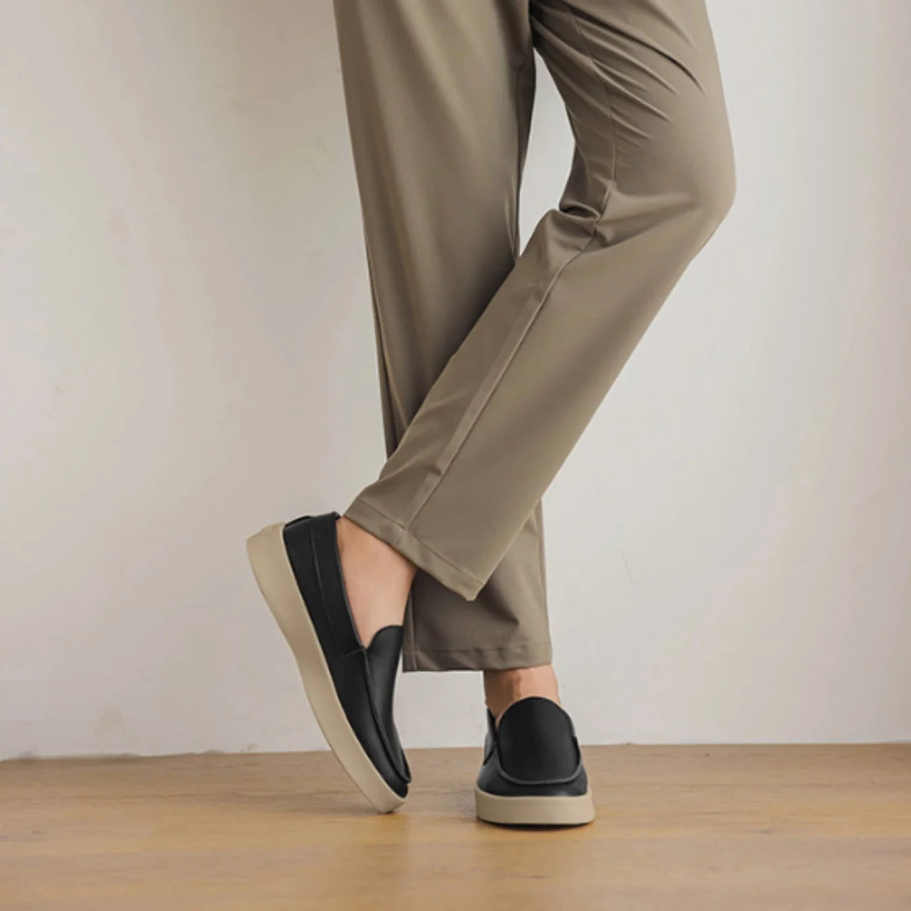Novo sucesso de vendas: Mocassins masculinos estilo *slip-on* em couro sintético (PU), com bico arredondado, forro em tela, suporte para o arco do pé, entressola em EVA e solado de borracha.