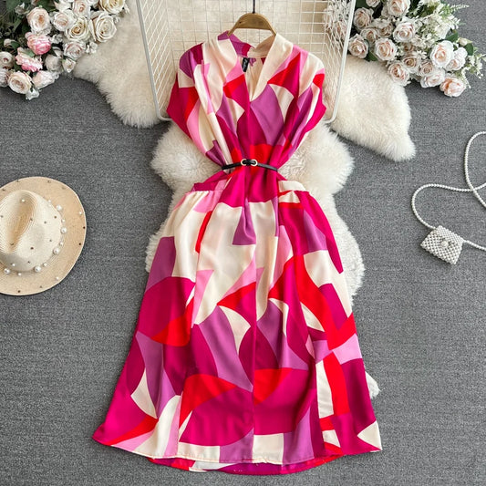 Vestido feminino boêmio casual de praia com manga curta, decote em V e corte evasê, perfeito para férias na praia.
