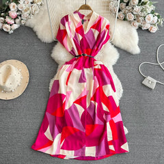 Vestido feminino boêmio casual de praia com manga curta, decote em V e corte evasê, perfeito para férias na praia.