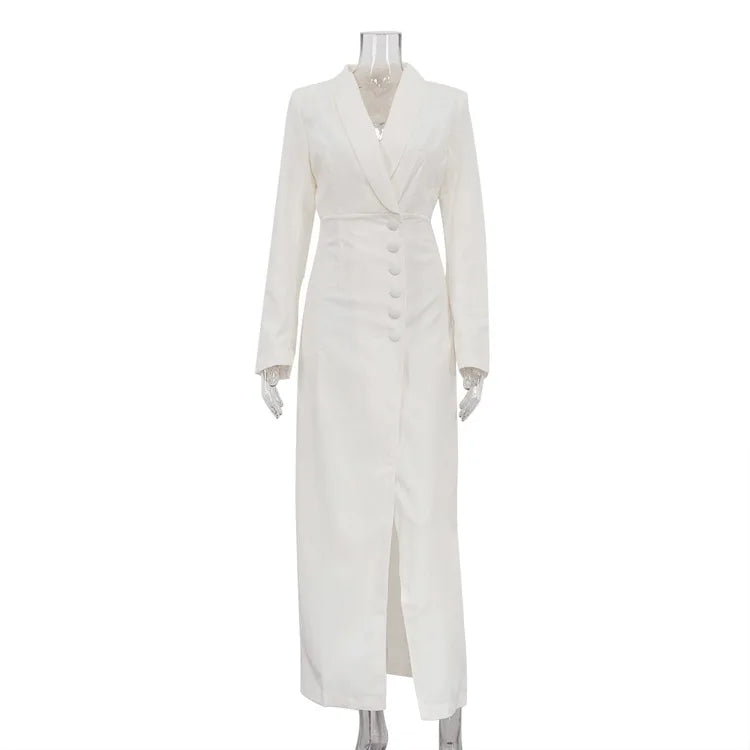 Vestido longo blazer feminino de manga comprida, elegante, com lapela, botões frontais e fenda na barra, ideal para ocasiões formais no escritório. Moda feminina Sehe.