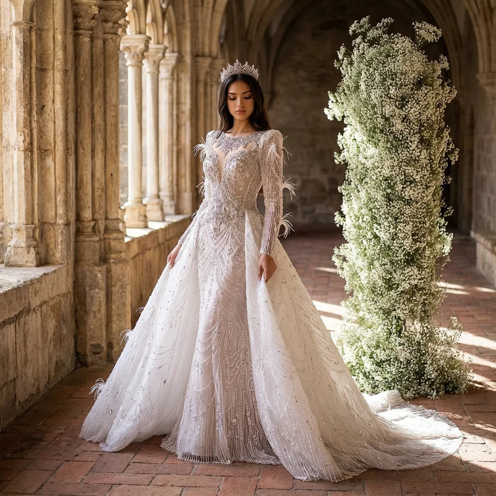 Vestido de Noiva Sereia de Luxo Jancember com Efeito Ilusão, Bordado de Cristais e Pérolas, Detalhes em Plumas e Cauda Transparente
