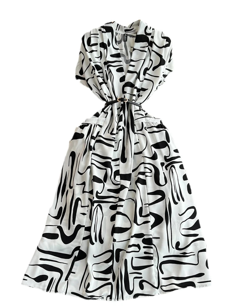 Vestido feminino midi de manga curta com decote em V, cintura marcada e modelagem evasê, da coleção de verão 2026 da Boutique Wholesale.
