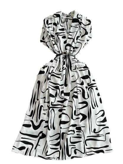 Vestido feminino midi de manga curta com decote em V, cintura marcada e modelagem evasê, da coleção de verão 2026 da Boutique Wholesale.