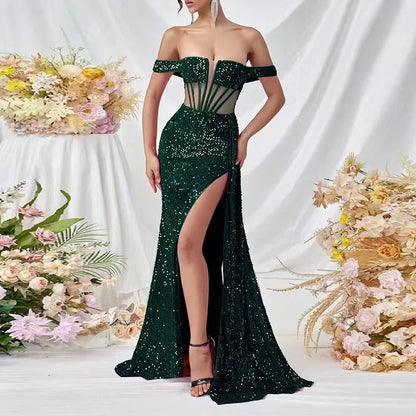 Novo vestido de festa elegante em cetim, estilo celebridade, sem alças, com estrutura de barbatanas, detalhes em tule transparente e lantejoulas, comprimento longo.
