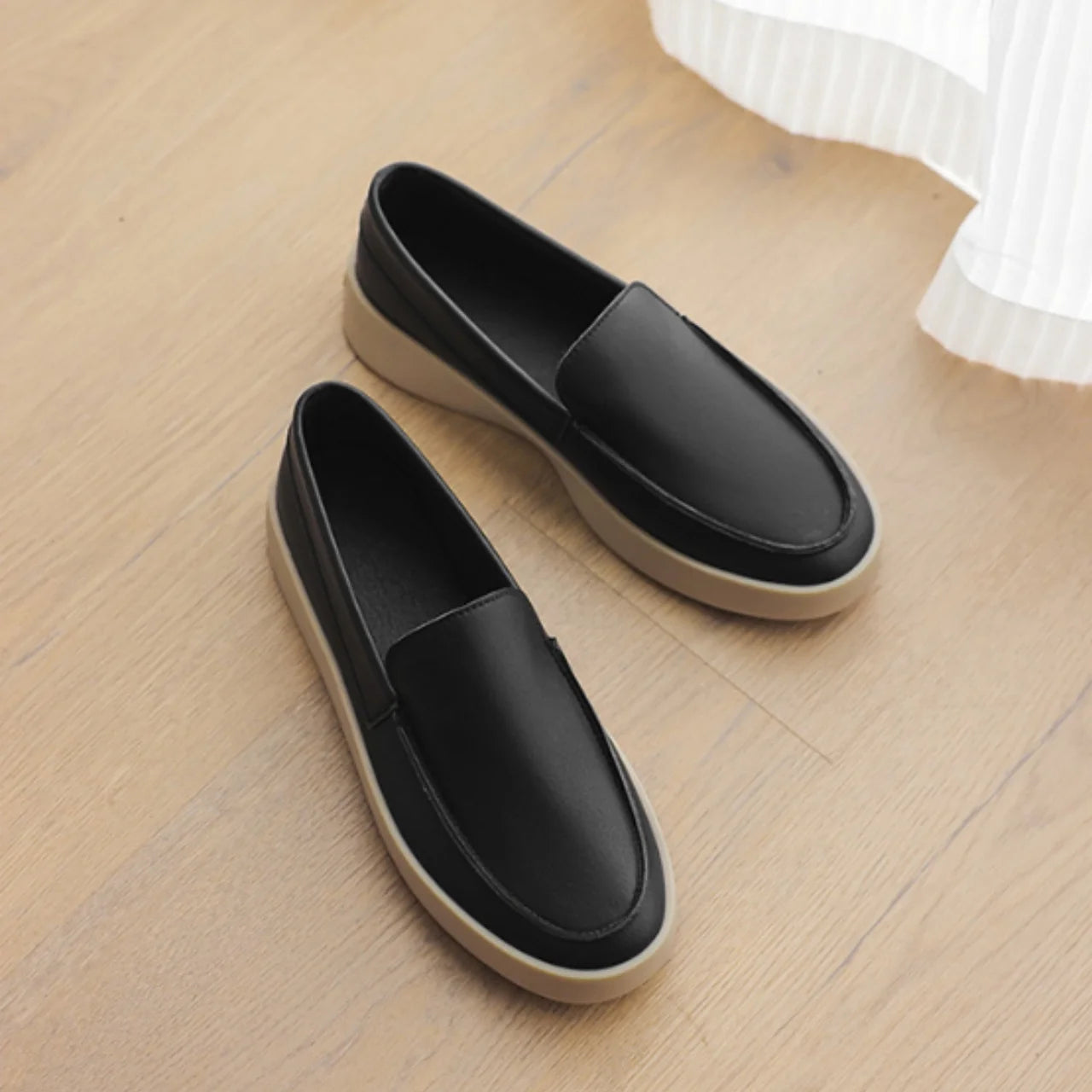 Novo sucesso de vendas: Mocassins masculinos estilo *slip-on* em couro sintético (PU), com bico arredondado, forro em tela, suporte para o arco do pé, entressola em EVA e solado de borracha.