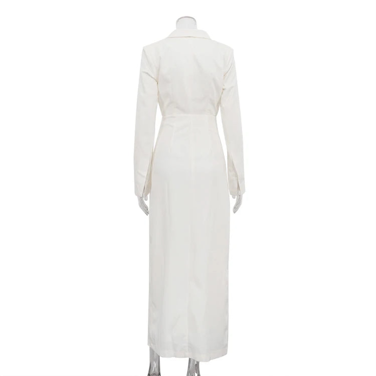 Vestido longo elegante e sofisticado para festas femininas, com cintura marcada por botões, fenda alta e ideal para jantares de gala.