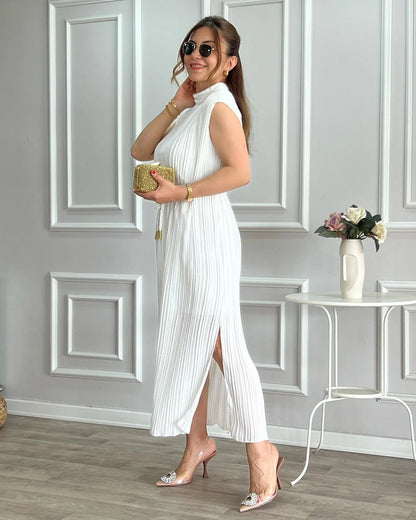 E um vestido longo casual de verão, simples e estiloso, com amarração na cintura.
