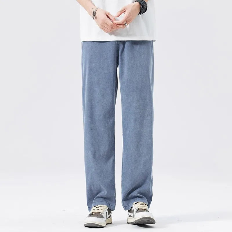 Calça Jeans Masculina RNSHANGER de Liocel – Estilo Verão, Ultrafina, Toque Fresco (Ice Silk), Caimento Fluido e Confortável, Modelagem Reta e Casual (Cores: Café e Azul)