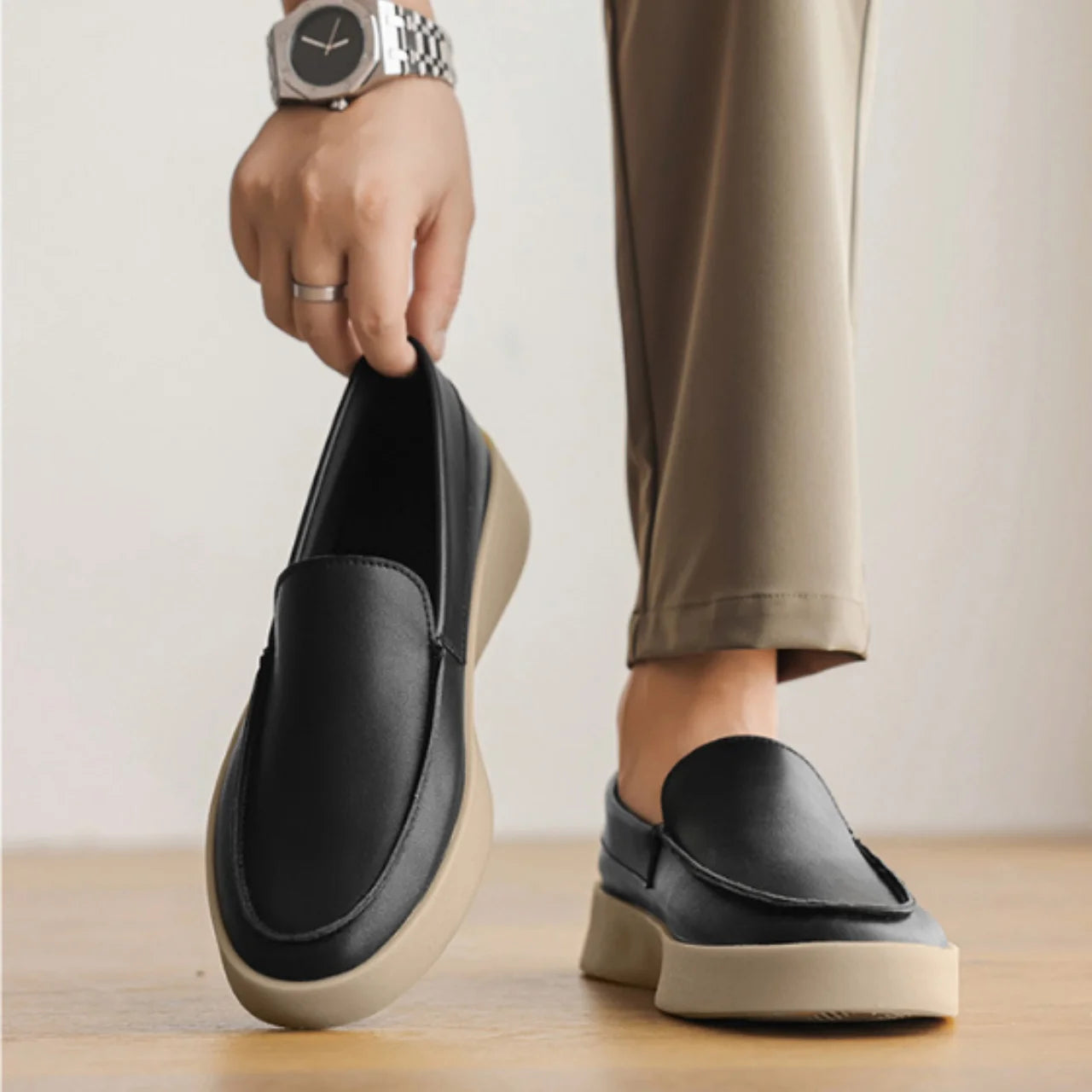 Novo sucesso de vendas: Mocassins masculinos estilo *slip-on* em couro sintético (PU), com bico arredondado, forro em tela, suporte para o arco do pé, entressola em EVA e solado de borracha.
