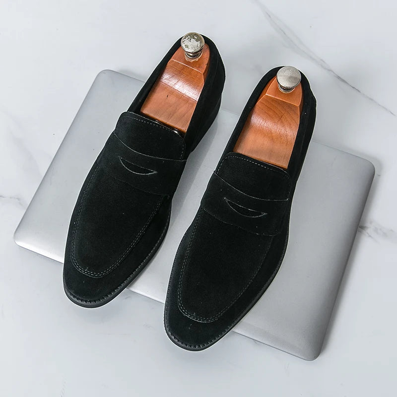 Sapatos sociais masculinos estilo mocassim, modernos e antiderrapantes, perfeitos para o ambiente de trabalho e para o dia a dia. Calçados masculinos premium.