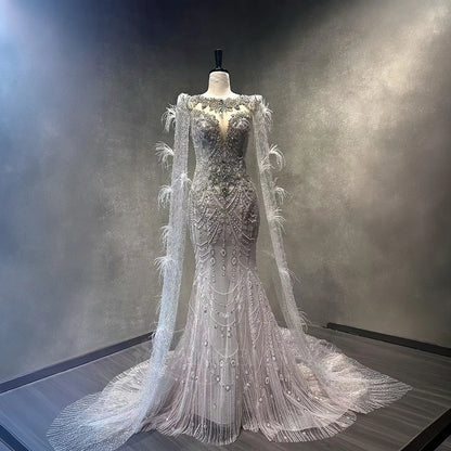 Vestido de Noiva Sereia de Luxo Jancember com Efeito Ilusão, Bordado de Cristais e Pérolas, Detalhes em Plumas e Cauda Transparente