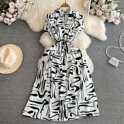 Vestido feminino boêmio casual de praia com manga curta, decote em V e corte evasê, perfeito para férias na praia.
