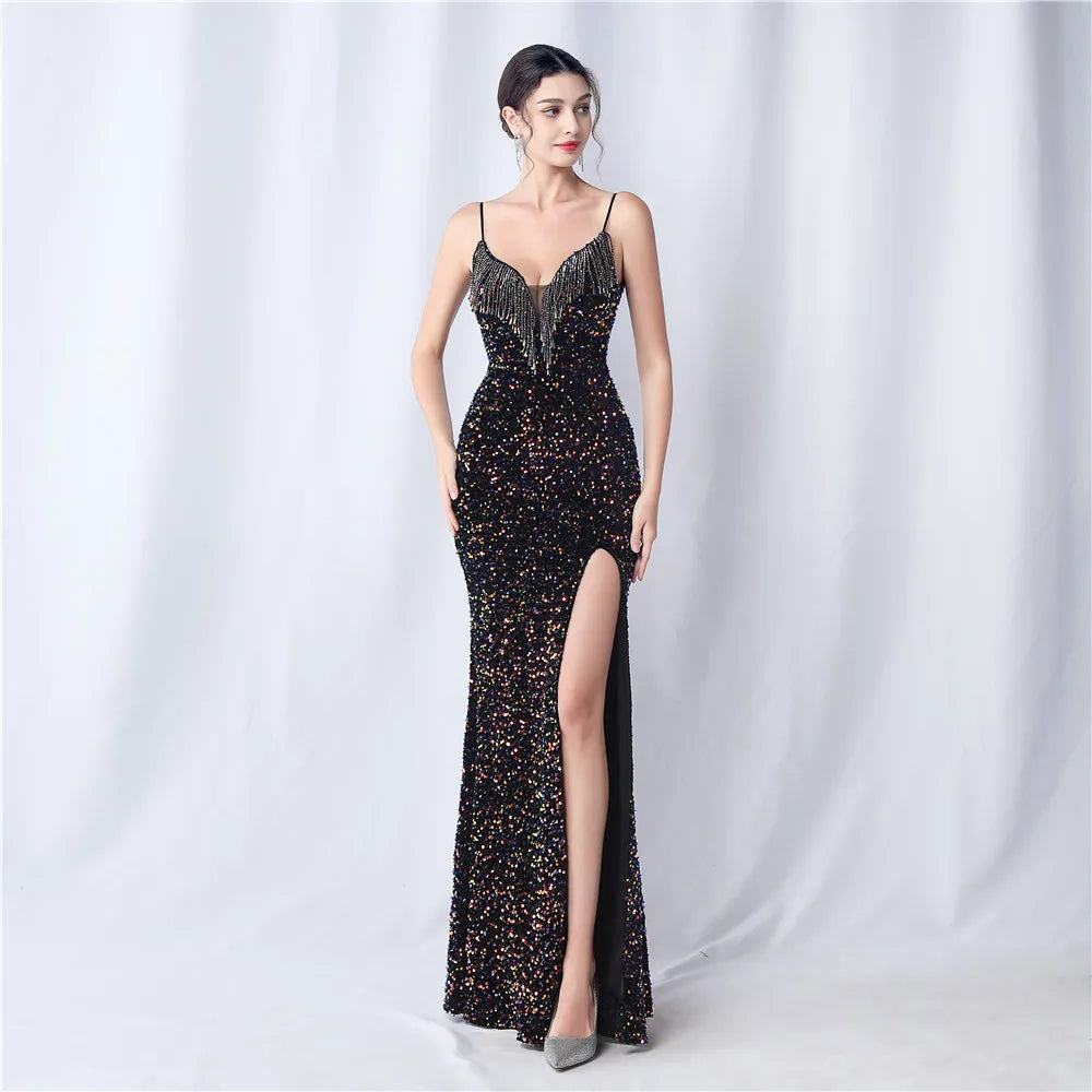 Vestido de festa de luxo com base em veludo e bordado manual , apresentando trabalho artesanal elaborado com mix de miçangas e pedrarias