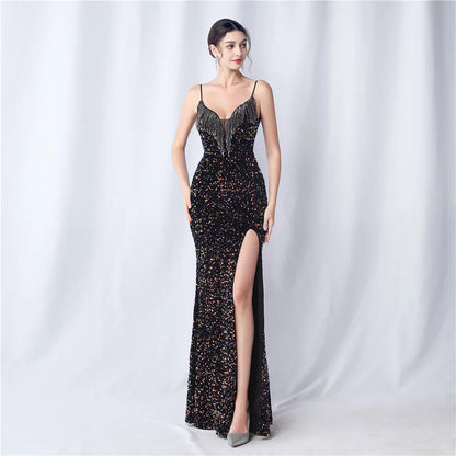 Vestido de festa de luxo com base em veludo e bordado manual , apresentando trabalho artesanal elaborado com mix de miçangas e pedrarias