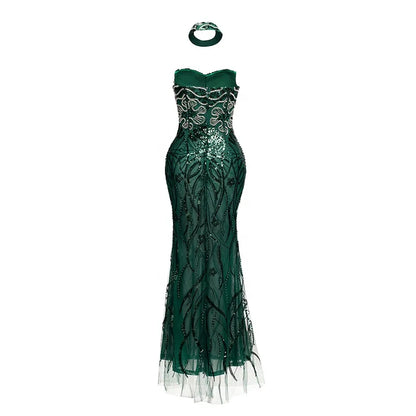 Vestido longo transparente verde-esmeralda com aplicações de ramos bordados com miçangas e choker combinando.