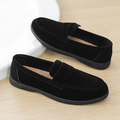 Novo design de sapatos sociais lisos, confortáveis e modernos, estilo mocassim masculino clássico de camurça respirável.