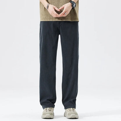 Calça Jeans Masculina RNSHANGER de Liocel – Estilo Verão, Ultrafina, Toque Fresco (Ice Silk), Caimento Fluido e Confortável, Modelagem Reta e Casual (Cores: Café e Azul)