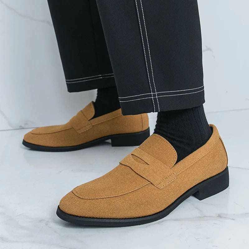Sapatos sociais masculinos estilo mocassim, modernos e antiderrapantes, perfeitos para o ambiente de trabalho e para o dia a dia. Calçados masculinos premium.
