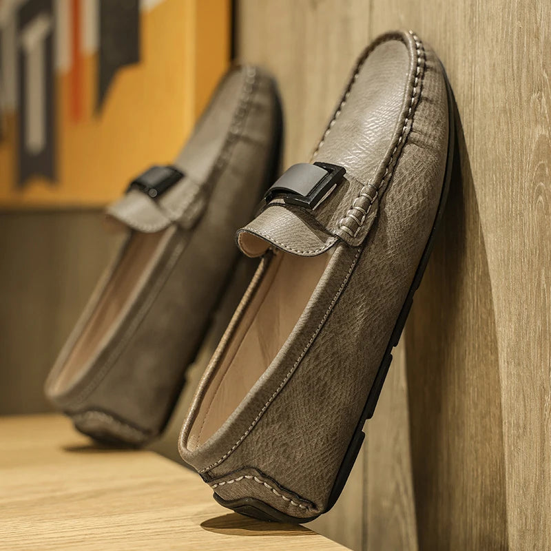 Tênis masculino de couro legítimo, respirável, tamanho 44, estilo mocassim clássico de luxo, para uso casual, novo, para atacado (OEM).