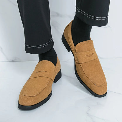 Sapatos sociais masculinos estilo mocassim, modernos e antiderrapantes, perfeitos para o ambiente de trabalho e para o dia a dia. Calçados masculinos premium.