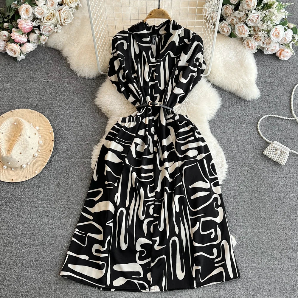 Vestido feminino boêmio casual de praia com manga curta, decote em V e corte evasê, perfeito para férias na praia.
